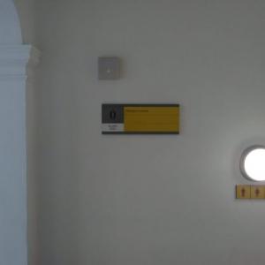 Cartelería y señalética homologada en lamas de aluminio y vinilo laminado, para el Rectorado de la Universidad de Sevilla.