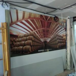Decoración de pared con fotomural en impresión digital para Bodegas Faustino en Alaclá de Guadaira Sevilla.