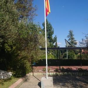 Fabricación de dado de hormigón para mástil con bandera de España.