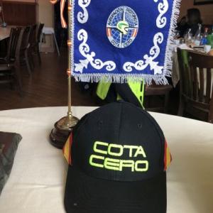 Gui&oacute;n bander&iacute;n bordado de sobremesa y gorra bordada para Agrupaci&oacute;n Motorista Cota Cero Sevilla.