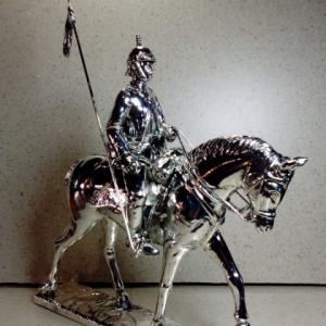 Lancero a caballo del Regimiento de Caballer&iacute;a Sagunto 7 Sevilla, Talla y figura 3D en resina con ba&ntilde;o de plata y con peana de madera.