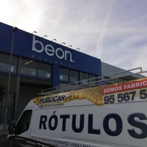 Letras corpóreas en acero inoxidable, para la empresa Beon Worldwide en Sevilla.