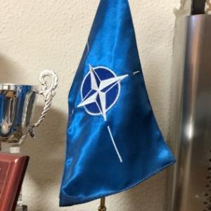 Mini Bandera de sobremesa en tela de raso y bordada de la OTAN. Sevilla