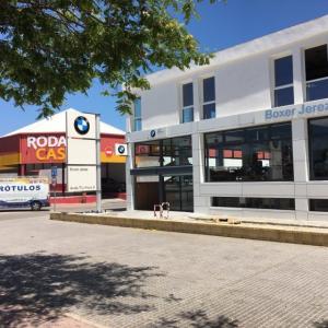 Montaje de caja y banderola para BMW Motos en Boxer Jerez en Cádiz.