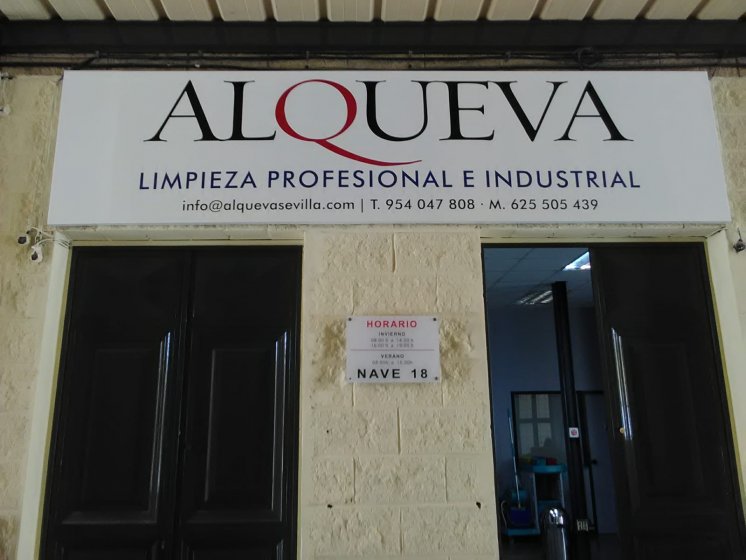 Bandeja de aluminio plegada con bastidor interior y rotulada con vinilos. Alqueva servicios de limpieza Sevilla.