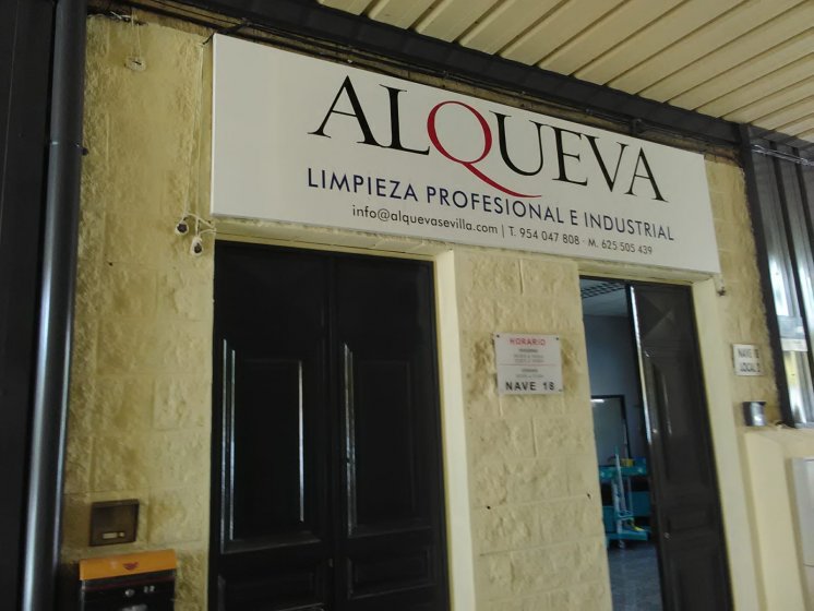 Bandeja de aluminio plegada con bastidor interior y rotulada con vinilos. Alqueva servicios de limpieza Sevilla.