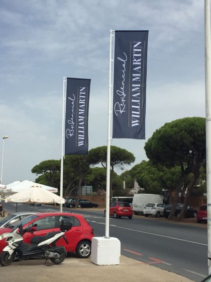 Banderas de 4x1,20 mts sobre m&aacute;stil de fibra de vidrio de 7 metros con potencia de 120 cm. Trabajos realizados para Azahara de Comunicaciones, S.A. en Huelva.