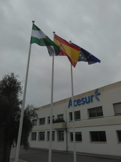 Banderas de izado con mástil de fibra de vidrio, con base abatible. Acesur Sevilla ( Aceites la Española )