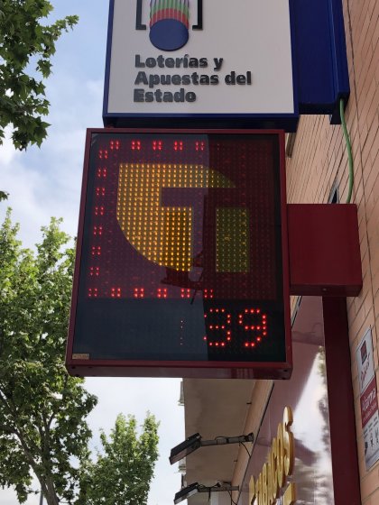Banderola con pantalla de texto de ld para estancos y loter&iacute;as. Sevilla