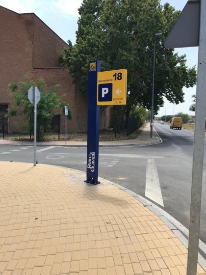 Banderola de se&ntilde;alizaci&oacute;n para la Universidad Pablo de Olavide en Sevilla.