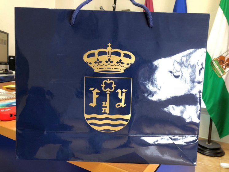 Bolsa de papel charol con tinta en oro, para el Cuartel General de la Fuerza Terrestre Sevilla. Futer