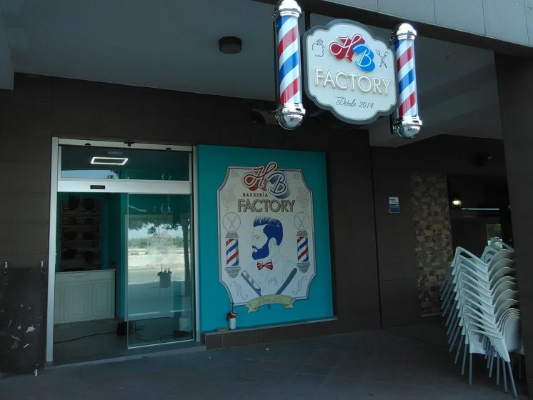 Caja luminosa corpórea con pirulos de barbero. Barbería en Entre Núcleos Dos Hermanas Sevilla.
