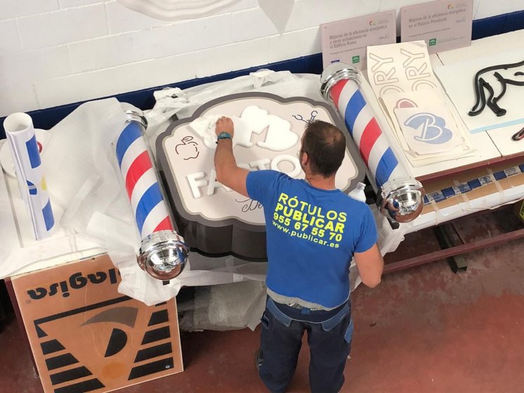 Caja luminosa corpórea con pirulos de barbero. Barbería en Entre Núcleos Dos Hermanas Sevilla.