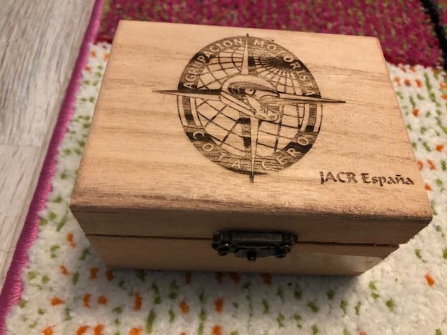 Caja madera grabada a l&aacute;ser para Reloj. Agrupaci&oacute;n Motorista Cota Cero Sevilla.