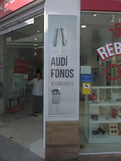 Cartel personalizado en fachada. Para Visual Óptica en Los Palacios Sevilla.