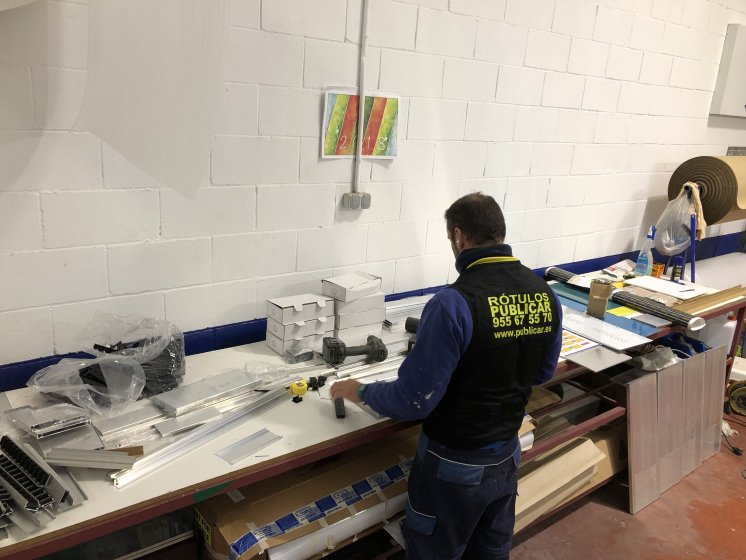 Carteler&iacute;a y se&ntilde;al&eacute;tica homologada en lamas de aluminio y vinilo laminado, para el Rectorado de la Universidad de Sevilla.