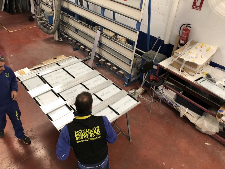 Carteler&iacute;a y se&ntilde;al&eacute;tica homologada en lamas de aluminio y vinilo laminado, para el Rectorado de la Universidad de Sevilla.