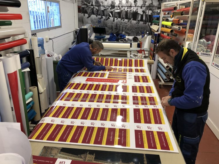 Carteler&iacute;a y se&ntilde;al&eacute;tica homologada en lamas de aluminio y vinilo laminado, para el Rectorado de la Universidad de Sevilla.