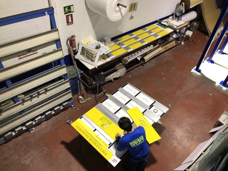 Carteler&iacute;a y se&ntilde;al&eacute;tica homologada en lamas de aluminio y vinilo laminado, para el Rectorado de la Universidad de Sevilla.