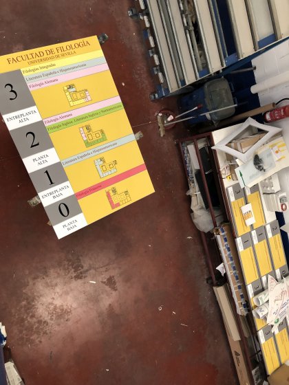 Carteler&iacute;a y se&ntilde;al&eacute;tica homologada en lamas de aluminio y vinilo laminado, para el Rectorado de la Universidad de Sevilla.