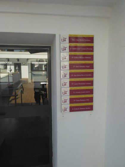 Carteler&iacute;a y se&ntilde;al&eacute;tica homologada en lamas de aluminio y vinilo laminado, para el Rectorado de la Universidad de Sevilla.