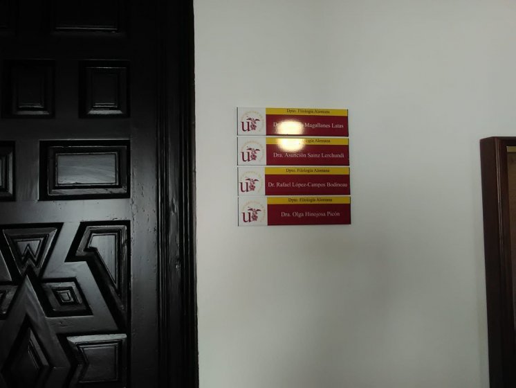 Carteler&iacute;a y se&ntilde;al&eacute;tica homologada en lamas de aluminio y vinilo laminado, para el Rectorado de la Universidad de Sevilla.