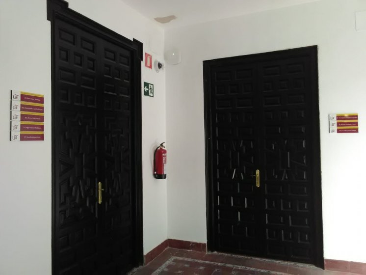 Carteler&iacute;a y se&ntilde;al&eacute;tica homologada en lamas de aluminio y vinilo laminado, para el Rectorado de la Universidad de Sevilla.