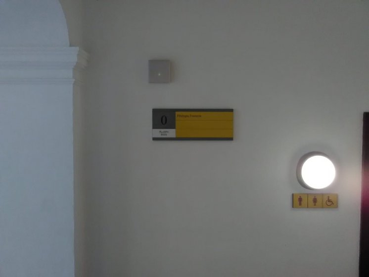 Carteler&iacute;a y se&ntilde;al&eacute;tica homologada en lamas de aluminio y vinilo laminado, para el Rectorado de la Universidad de Sevilla.