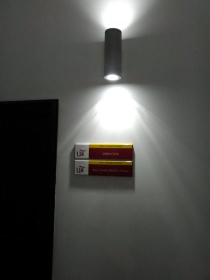 Carteler&iacute;a y se&ntilde;al&eacute;tica homologada en lamas de aluminio y vinilo laminado, para el Rectorado de la Universidad de Sevilla.