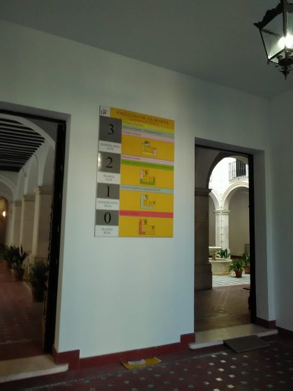 Carteler&iacute;a y se&ntilde;al&eacute;tica homologada en lamas de aluminio y vinilo laminado, para el Rectorado de la Universidad de Sevilla.