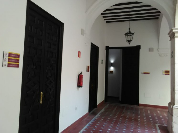 Carteler&iacute;a y se&ntilde;al&eacute;tica homologada en lamas de aluminio y vinilo laminado, para el Rectorado de la Universidad de Sevilla.