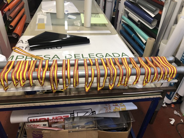 Cintas de medallas personalizadas para Unidad Militar en Sevilla.