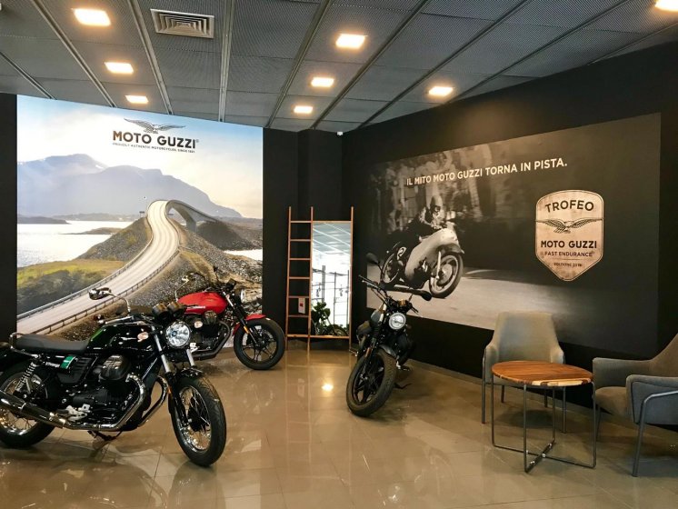 Decoración de interior con fotomurales en vinilos laminados especiales para pared. Grupo Todomoto Sevilla. BMW Motorrad, Piaggo, Aprilia y Moto Guzzi.