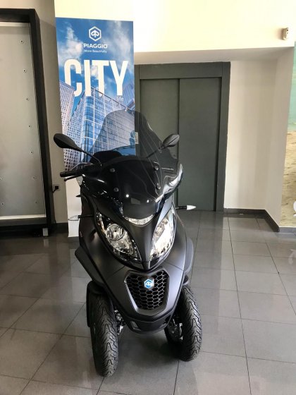 Decoración de interior con fotomurales en vinilos laminados especiales para pared. Grupo Todomoto Sevilla. BMW Motorrad, Piaggo, Aprilia y Moto Guzzi.