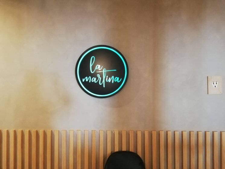 Decoraci&oacute;n de interior con r&oacute;tulo corp&oacute;reo con led RGB. La Martina en Almonte Huelva.