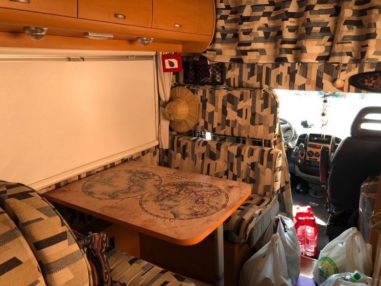 Decoración de mesa en vinilo laminado para autocaravana. Fabricación para Toda España.