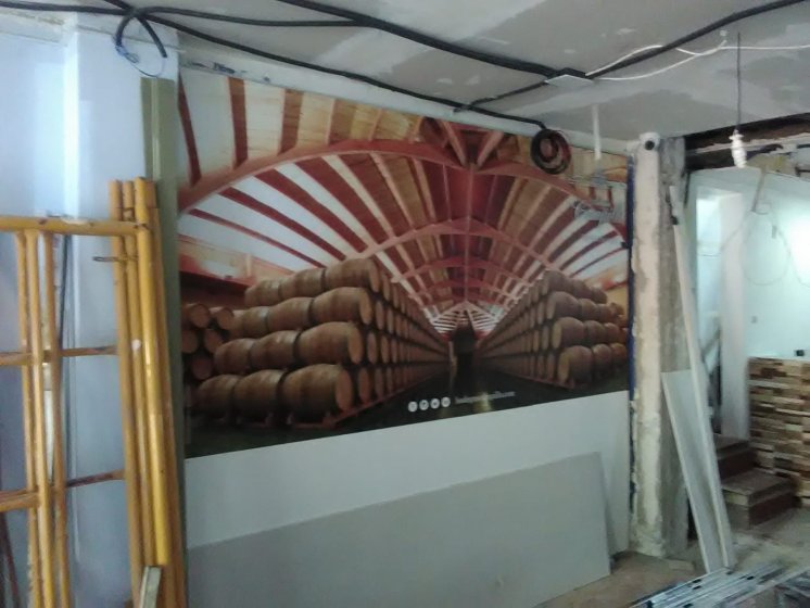 Decoración de pared con fotomural en impresión digital para Bodegas Faustino en Alaclá de Guadaira Sevilla.
