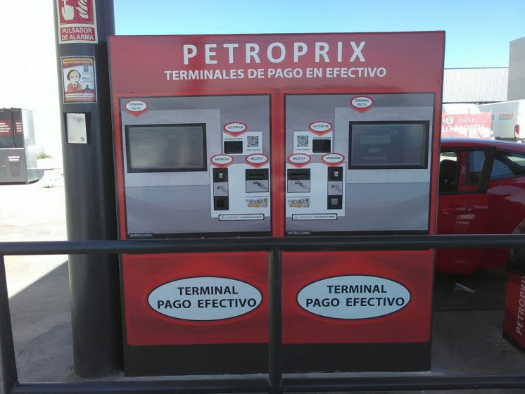 Decoración en rotulación en vinilo personalizado de Surtidores de gasolina para Petroprix en Sevilla.