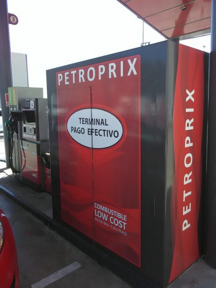 Decoración en rotulación en vinilo personalizado de Surtidores de gasolina para Petroprix en Sevilla.