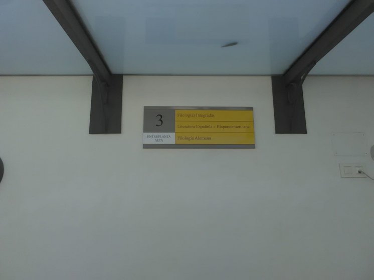 Directorio homologado en lamas de aluminio y vinilo laminado, para el Rectorado de la Universidad de Sevilla.