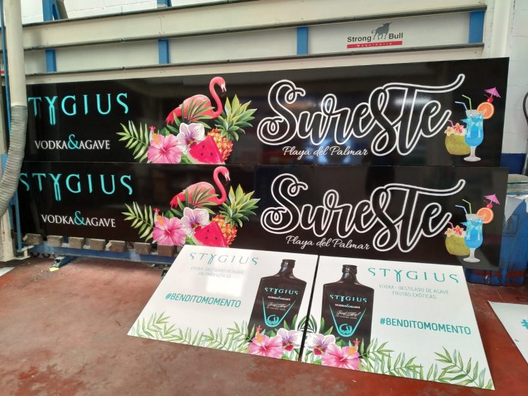 Fabricación de dibón rotulado en impresión digital laminado para decoración de SurEste en la playa de El Plamar. Trabajos para Stygius Sevilla. 
