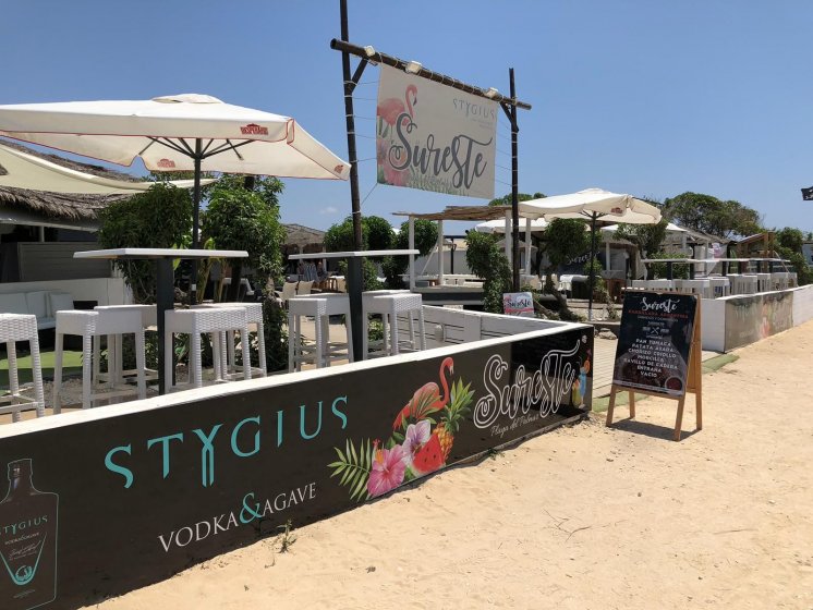 Fabricación de dibón rotulado en impresión digital laminado para decoración de SurEste en la playa de El Plamar. Trabajos para Stygius Sevilla. 
