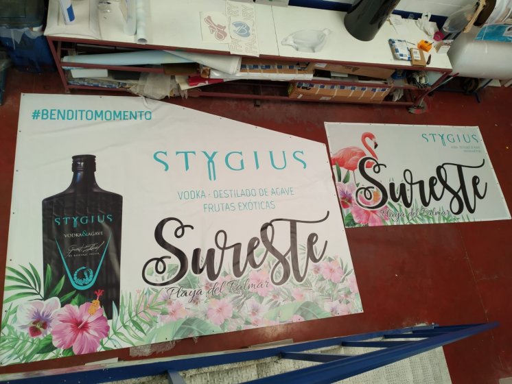 Fabricación de dibón rotulado en impresión digital laminado para decoración de SurEste en la playa de El Plamar. Trabajos para Stygius Sevilla. 