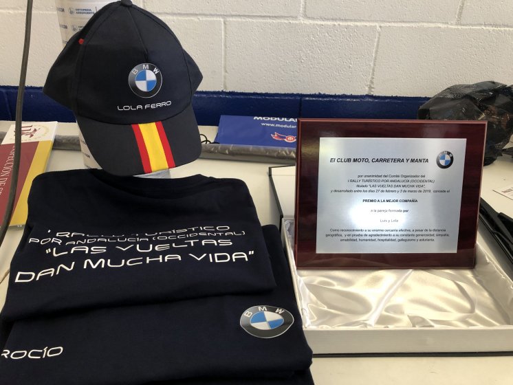 Gorras, placa y camiseta de regalo personalizadas. Sevilla.