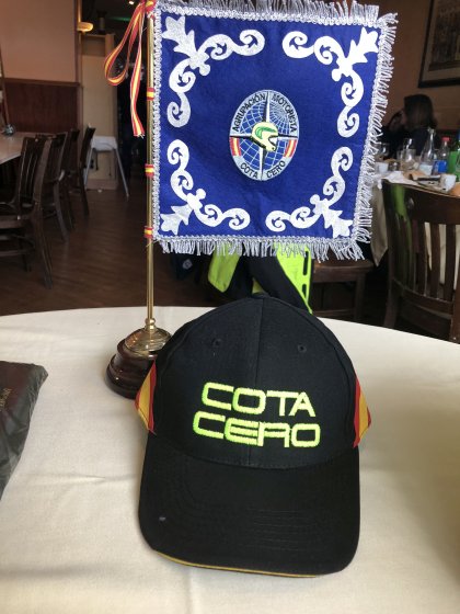 Gui&oacute;n bander&iacute;n bordado de sobremesa y gorra bordada para Agrupaci&oacute;n Motorista Cota Cero Sevilla.