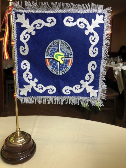 Gui&oacute;n bander&iacute;n bordado de sobremesa para Agrupaci&oacute;n Motorista Cota Cero Sevilla.