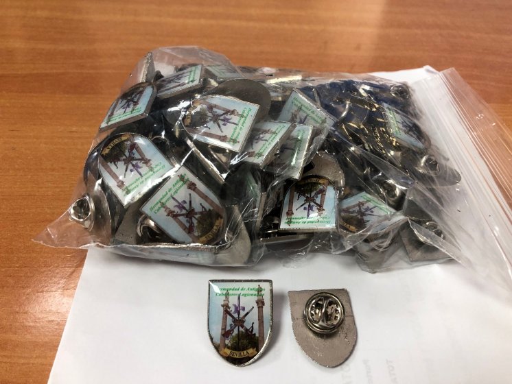 Hermandad de Antiguos Caballeros de la Legi&oacute;n. Pin esmaltados en Sevilla.