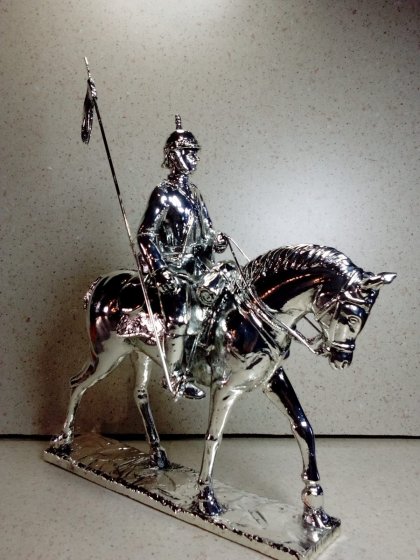 Lancero a caballo del Regimiento de Caballer&iacute;a Sagunto 7 Sevilla, Talla y figura 3D en resina con ba&ntilde;o de plata y con peana de madera.