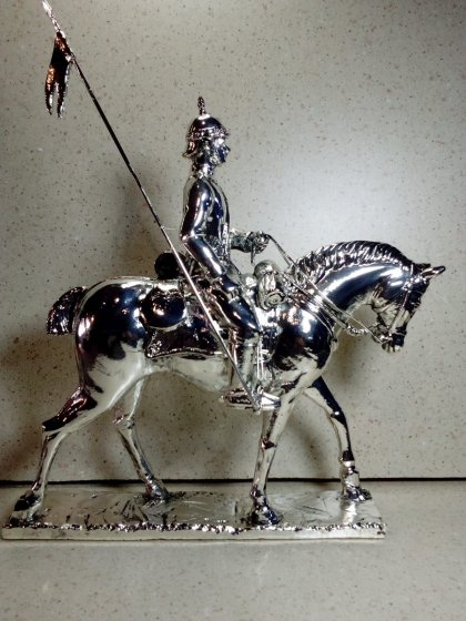 Lancero a caballo del Regimiento de Caballer&iacute;a Sagunto 7 Sevilla, Talla y figura 3D en resina con ba&ntilde;o de plata y con peana de madera.