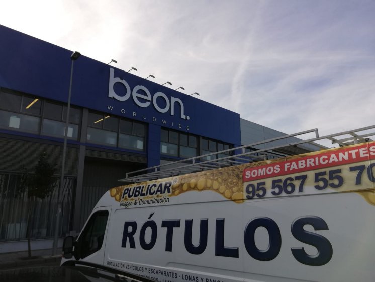 Letras corp&oacute;reas en acero inoxidable, para la empresa Beon Worldwide en Sevilla.